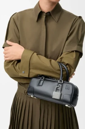 Amazona 23 Cropped-Tasche aus glänzendem Kalbsleder