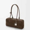 Amazona 31 Cropped-Tasche aus genarbtem Nubukleder Amazona 31 Cropped-Tasche aus genarbtem Nubukleder