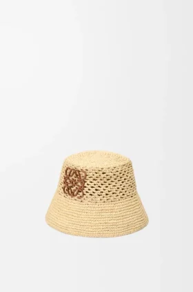 Anagram-Bucket-Hat aus Raffia und Kalbsleder
