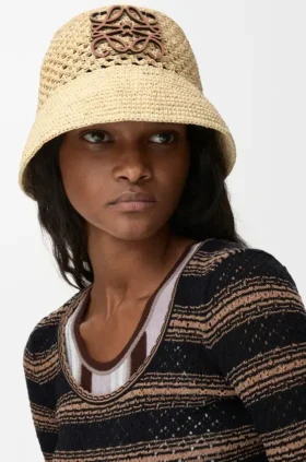 Anagram-Bucket-Hat aus Raffia und Kalbsleder