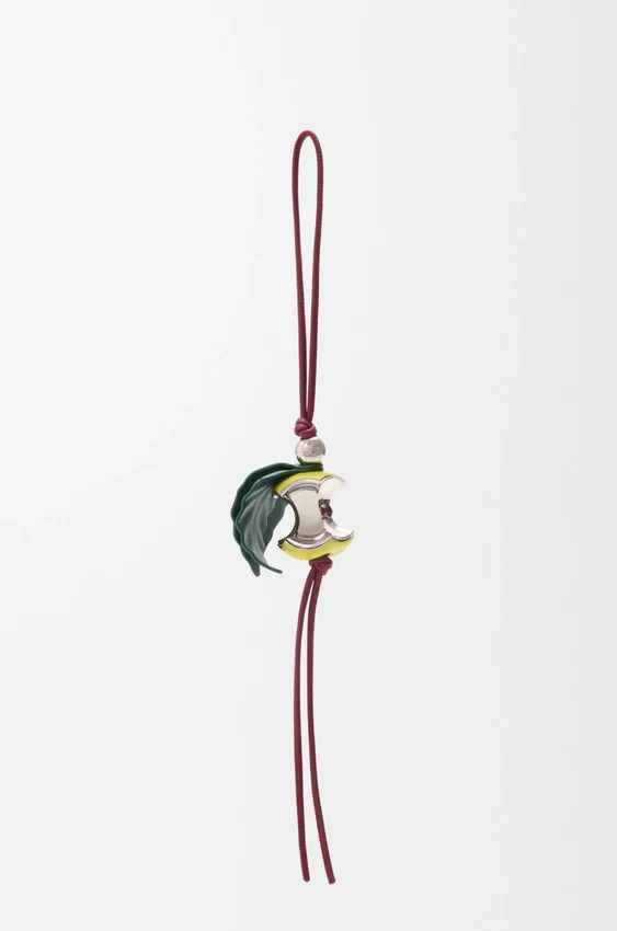 Apfel-Anhänger aus Messing und Kalbsleder Apfel-Anhänger aus Messing und Kalbsleder