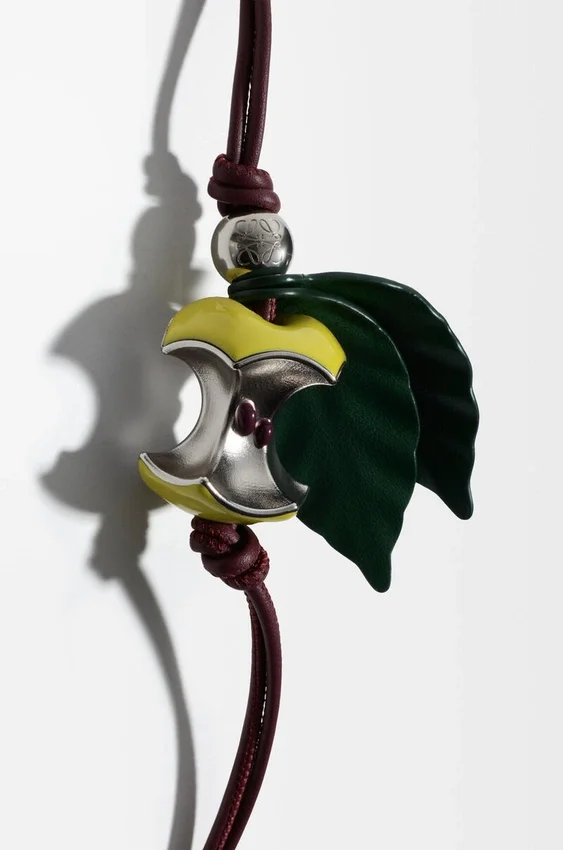 Apfel-Anhänger aus Messing und Kalbsleder Apfel-Anhänger aus Messing und Kalbsleder