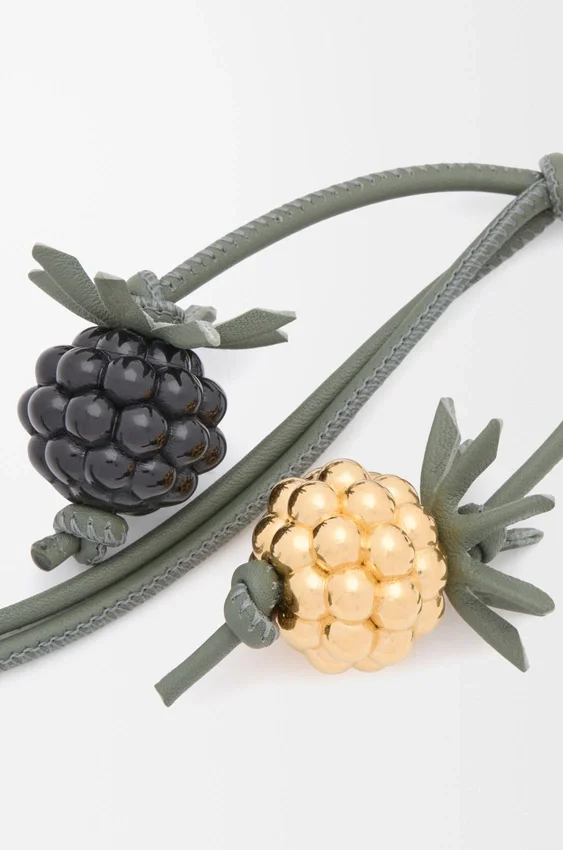 Beeren-Anhänger aus klassischem Kalbsleder Beeren-Anhänger aus klassischem Kalbsleder