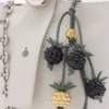 Beeren-Anhänger aus klassischem Kalbsleder Beeren-Anhänger aus klassischem Kalbsleder