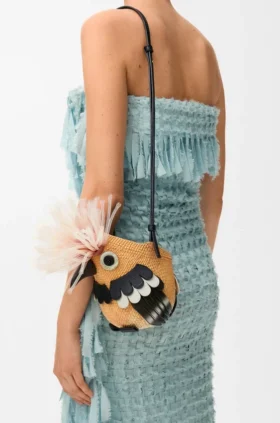 „Bird“-Tasche aus Iraca-Palmenblättern und Kalbsleder