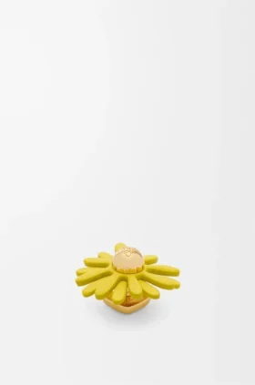 Blumen-Anstecknadel aus Kalbsleder