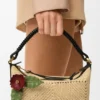 Blumen-Anstecknadel aus klassischem Kalbsleder Blumen-Anstecknadel aus klassischem Kalbsleder