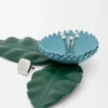 Blumen-Anstecknadel aus klassischem Kalbsleder Blumen-Anstecknadel aus klassischem Kalbsleder
