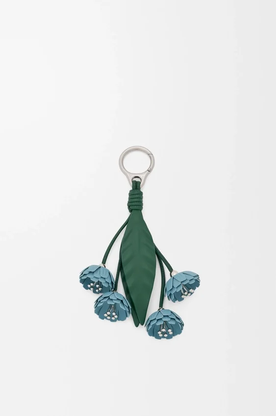 Blumenanhänger aus klassischem Kalbsleder Blumenanhänger aus klassischem Kalbsleder