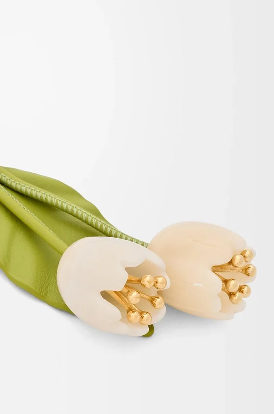 Blumenanhänger aus klassischem Kalbsleder Blumenanhänger aus klassischem Kalbsleder