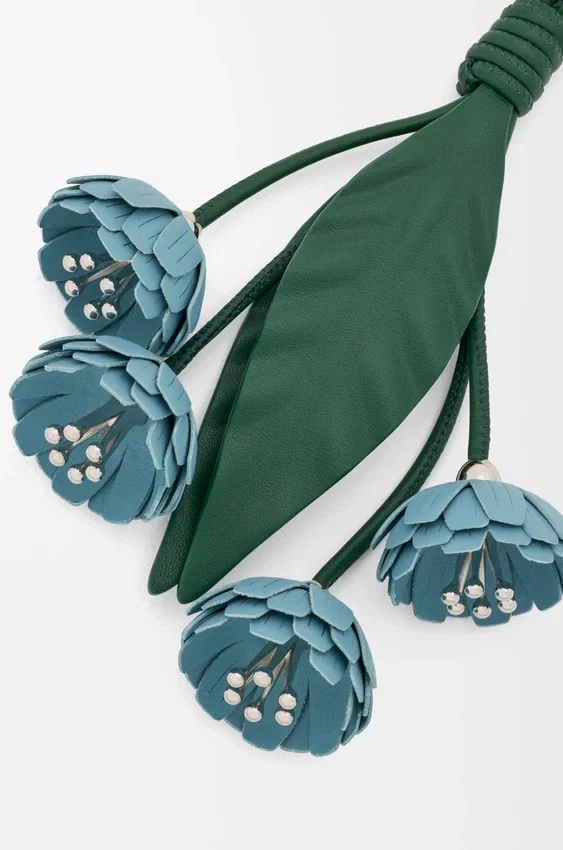 Blumenanhänger aus klassischem Kalbsleder Blumenanhänger aus klassischem Kalbsleder