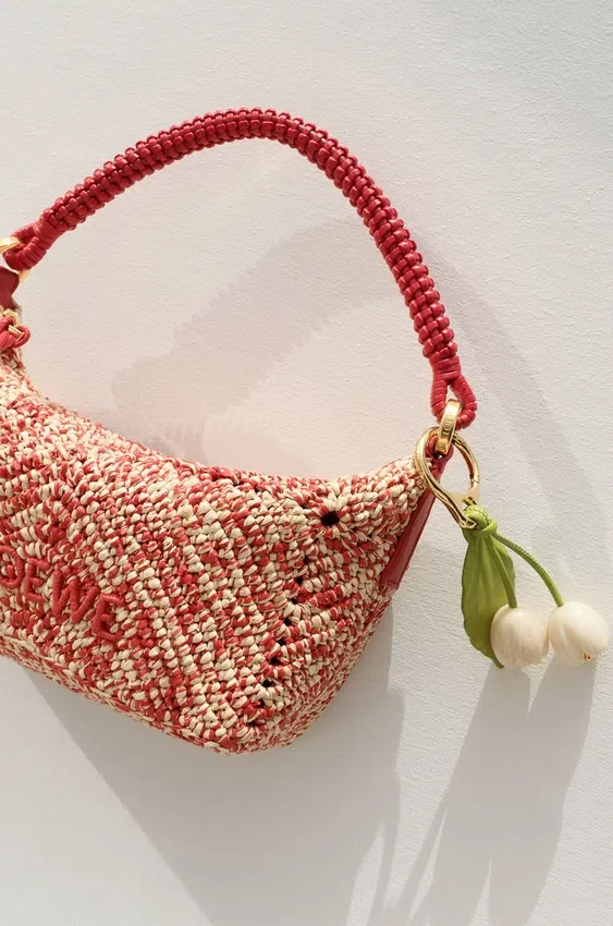 Blumenanhänger aus klassischem Kalbsleder Blumenanhänger aus klassischem Kalbsleder