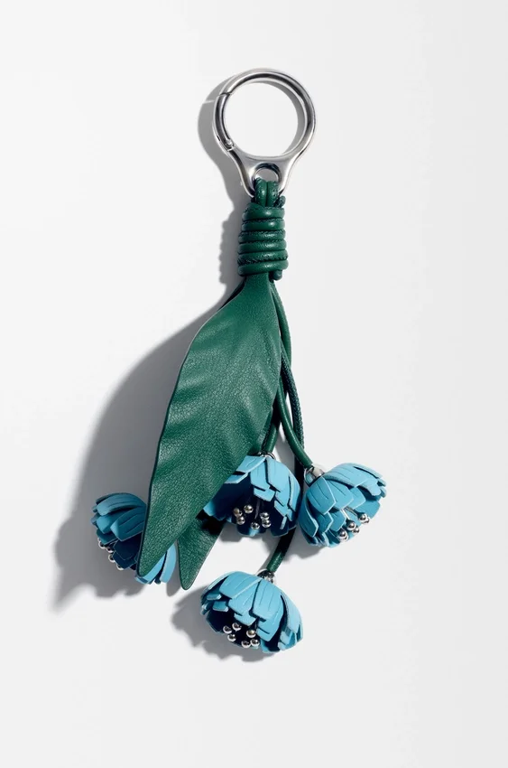 Blumenanhänger aus klassischem Kalbsleder Blumenanhänger aus klassischem Kalbsleder