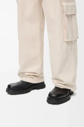 Bobby-Stiefel aus genarbtem, pflanzlich gegerbtem Kalbsleder Bobby-Stiefel aus genarbtem, pflanzlich gegerbtem Kalbsleder