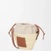 Bucket-Bag mit Kordelzug aus Palmblättern und Kalbsleder Bucket-Bag mit Kordelzug aus Palmblättern und Kalbsleder