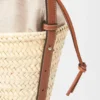 Bucket-Bag mit Kordelzug aus Palmblättern und Kalbsleder Bucket-Bag mit Kordelzug aus Palmblättern und Kalbsleder