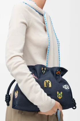 „Cats“ Flamenco-Clutch in mittlerer Größe aus besticktem Denim