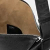 Cubi-Umhängetasche aus geschmeidigem, genarbtem Kalbsleder Cubi-Umhängetasche aus geschmeidigem, genarbtem Kalbsleder