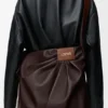 Drapierte Tragetasche aus weichem Nappa-Lammleder Drapierte Tragetasche aus weichem Nappa-Lammleder