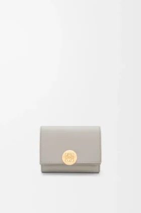 Dreifach gefaltetes Portemonnaie in Pebble-Optik aus glänzendem Nappa-Kalbsleder