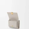Dreifach gefaltetes Portemonnaie in Pebble-Optik aus glänzendem Nappa-Kalbsleder Dreifach gefaltetes Portemonnaie in Pebble-Optik aus glänzendem Nappa-Kalbsleder