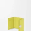 Dreifach gefaltetes Portemonnaie in Pebble-Optik aus glänzendem Nappa-Kalbsleder Dreifach gefaltetes Portemonnaie in Pebble-Optik aus glänzendem Nappa-Kalbsleder