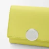 Dreifach gefaltetes Portemonnaie in Pebble-Optik aus glänzendem Nappa-Kalbsleder Dreifach gefaltetes Portemonnaie in Pebble-Optik aus glänzendem Nappa-Kalbsleder
