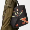 „Futurist Cat“ Puzzle Fold Tote in mittlerer Größe aus Nappa-Kalbsleder „Futurist Cat“ Puzzle Fold Tote in mittlerer Größe aus Nappa-Kalbsleder
