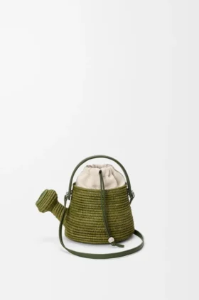 Gießkannen-Tasche aus Raffia und Kalbsleder