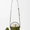 Gießkannen-Tasche aus Raffia und Kalbsleder Gießkannen-Tasche aus Raffia und Kalbsleder