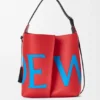 Große Bilbao-Beuteltasche mit übergroßem Logo aus glattem Kalbsleder Große Bilbao-Beuteltasche mit übergroßem Logo aus glattem Kalbsleder