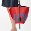 Große Bilbao-Beuteltasche mit übergroßem Logo aus glattem Kalbsleder Große Bilbao-Beuteltasche mit übergroßem Logo aus glattem Kalbsleder