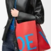 Große Bilbao-Beuteltasche mit übergroßem Logo aus glattem Kalbsleder Große Bilbao-Beuteltasche mit übergroßem Logo aus glattem Kalbsleder
