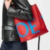 Große Bilbao-Beuteltasche mit übergroßem Logo aus glattem Kalbsleder Große Bilbao-Beuteltasche mit übergroßem Logo aus glattem Kalbsleder