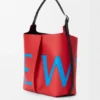 Große Bilbao-Beuteltasche mit übergroßem Logo aus glattem Kalbsleder Große Bilbao-Beuteltasche mit übergroßem Logo aus glattem Kalbsleder