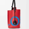 Große Bilbao-Beuteltasche mit übergroßem Logo aus glattem Kalbsleder Große Bilbao-Beuteltasche mit übergroßem Logo aus glattem Kalbsleder