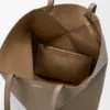 Große, horizontale „Puzzle Fold“-Tragetasche aus weichem, genarbtem Kalbsleder Große, horizontale „Puzzle Fold“-Tragetasche aus weichem, genarbtem Kalbsleder