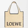 Große Loewe Font Tote aus Raffia