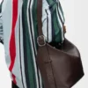 Große „Loop Hobo“ aus geschmeidigem, genarbtem Kalbsleder Große „Loop Hobo“ aus geschmeidigem, genarbtem Kalbsleder