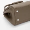 Große Madrid-Tasche aus geschmeidigem genarbtem Kalbsleder Große Madrid-Tasche aus geschmeidigem genarbtem Kalbsleder