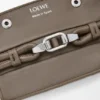 Große Madrid-Tasche aus geschmeidigem genarbtem Kalbsleder Große Madrid-Tasche aus geschmeidigem genarbtem Kalbsleder