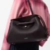 Große Madrid-Tasche aus geschmeidigem genarbtem Kalbsleder Große Madrid-Tasche aus geschmeidigem genarbtem Kalbsleder