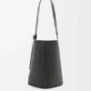 Große Pebble Bucket aus geschmeidigem genarbtem Kalbsleder Große Pebble Bucket aus geschmeidigem genarbtem Kalbsleder