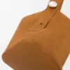 Große Pebble Bucket Beuteltasche aus Kalbsveloursleder Große Pebble Bucket Beuteltasche aus Kalbsveloursleder