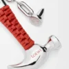 Hammer-Anhänger aus Messing und Kalbsleder Hammer-Anhänger aus Messing und Kalbsleder