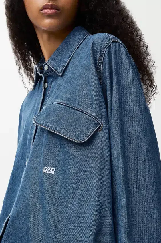 Hemd mit Gürtel aus Denim Hemd mit Gürtel aus Denim