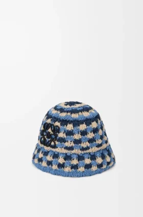 Häkel-Bucket-Hut mit Aufnäher aus Raffia und Kalbsleder