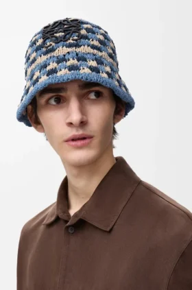 Häkel-Bucket-Hut mit Aufnäher aus Raffia und Kalbsleder