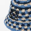 Häkel-Bucket-Hut mit Aufnäher aus Raffia und Kalbsleder Häkel-Bucket-Hut mit Aufnäher aus Raffia und Kalbsleder