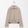 Jacke mit Gürtel aus Ziegenwildleder Jacke mit Gürtel aus Ziegenwildleder